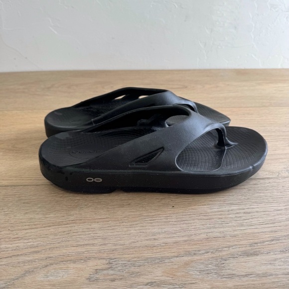 Oofos Black Thong Recovery Sandals Size 11 - Picture 2 of 6